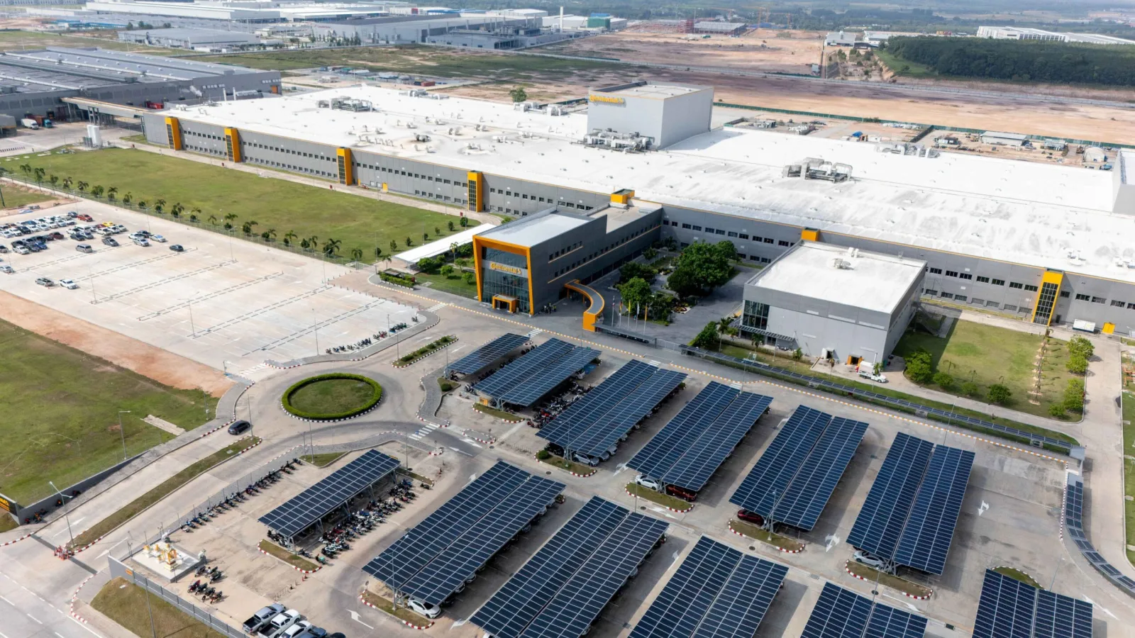 An expansive view of the modern, newly expanded Continental tyre manufacturing facility in Rayong, Thailand. (Photo: Continental AG)