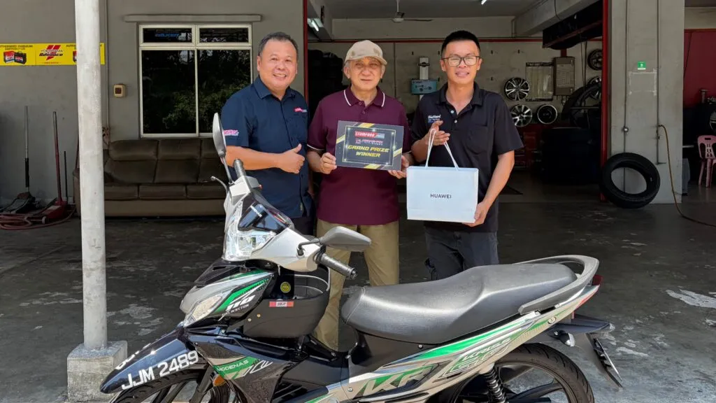 STC Tyre Mart representatives posing with Grand Prize winner Gan Lye Seng. (Photo: Stamford Tyres Malaysia)