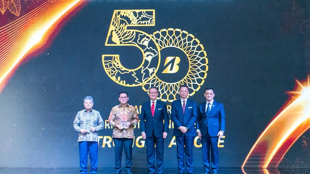 Indonesian government and Bridgestone executives standing together on stage during Bridgestone Indonesia's 50th Year Anniversary. (Photo: Bridgestone)