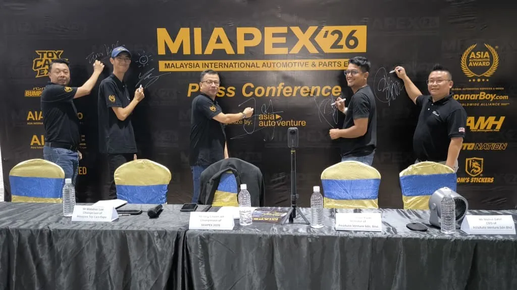 Organisers signing the backdrop banner during the official MIAPEX 2026 press conference event. (Photo: Kenny Lim/The Tyreman)